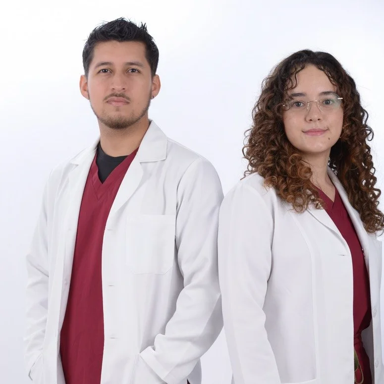 Dr. Jefferson López y Dra. Angélica Abadía, médicos veterinarios de TheraVet