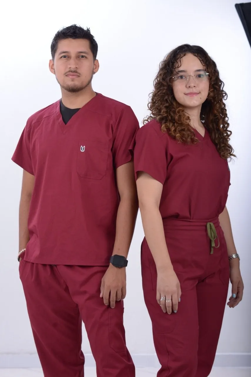 Dr. Jefferson López y Dra. Angélica Abadía, médicos veterinarios de TheraVet