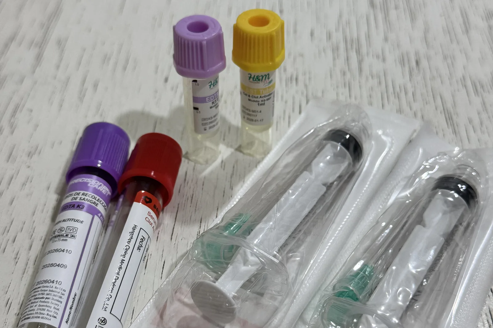 Tubos de recolección y jeringas listos para tomar una muestra de sangre en casa